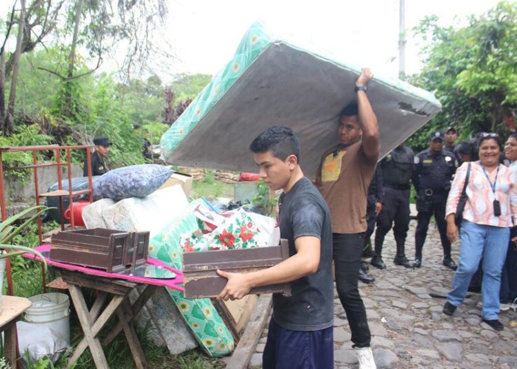 Gobierno entrega terreno a desplazados de finca El Espino