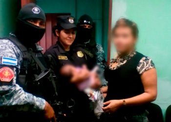 Hombre secuestra a su hija y la abandona en una vivienda de pandilleros