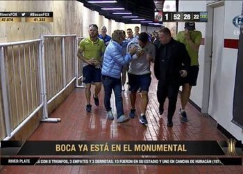 VIDEO: Jugadores de Boca Juniors son agredidos a su llegada al estadio Monumental