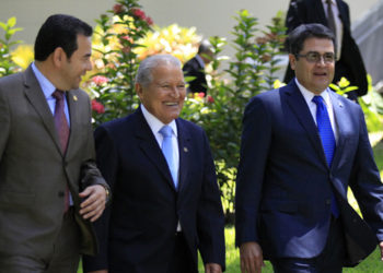 Presidente de Guatemala visitará El Salvador para abordar la crisis por las caravanas