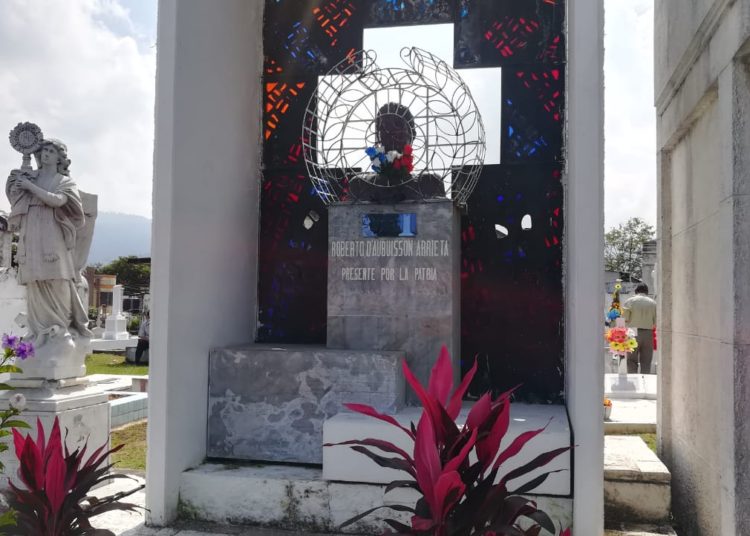 Tumba de Roberto d´Aubuisson luce abandonada en el día de los muertos