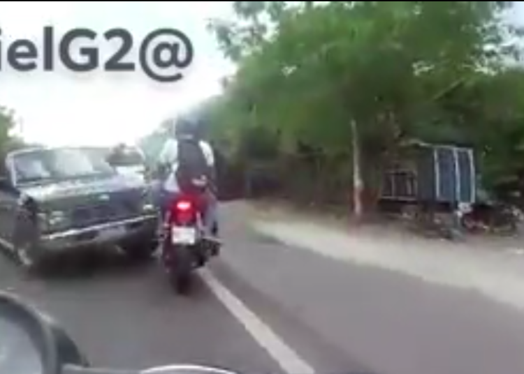 VIDEO: Motociclista y su acompañante son arrollados por un pick up en San Miguel