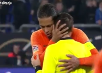 Se enteró de la muerte de su madre en el descanso del Alemania-Holanda