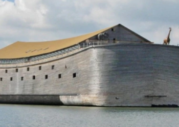 Holandés construye el «Arca de Noé» en tamaño real y navegará en ella hasta Tierra Santa