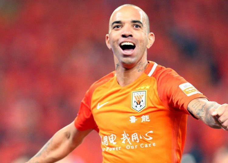 Suspenden a futbolista brasileño por rascarse la cabeza mientras sonaba el himno de China