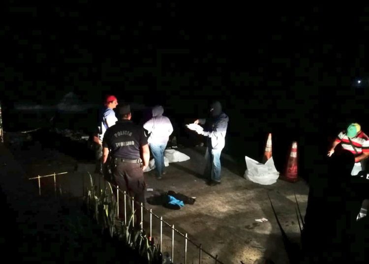 Turistas se defienden de asalto y matan a dos mareros en playa El Tunco