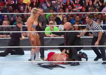 (FOTOS) Ronda Rousey es golpeada con sillas y palos dentro del ring de la WWE