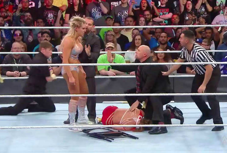 (FOTOS) Ronda Rousey es golpeada con sillas y palos dentro del ring de la WWE