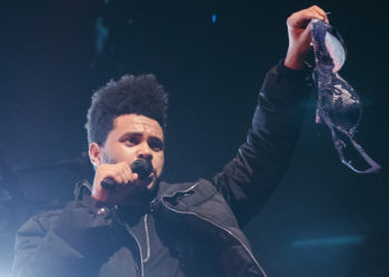 (VIDEO) Una fanática le tira el brasier a The Weeknd y esta fue su reacción