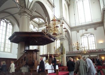 Una iglesia celebra servicios religiosos sin parar para evitar que deporten a unos refugiados