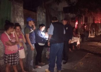 Más de 50 damnificados deja incendio en inmueble sobre la Primera Calle Poniente