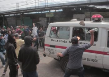 Vendedores apedrean ambulancia de Cruz Roja