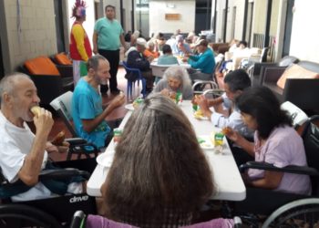 Salvadoreños samaritanos de los pobres festejaron a ancianos y niños del departamento de La Libertad
