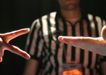 Arbitro de la FA inglesa es suspendido por sortear el campo con “Piedra, papel o tijera”