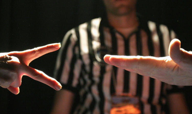 Arbitro de la FA inglesa es suspendido por sortear el campo con “Piedra, papel o tijera”