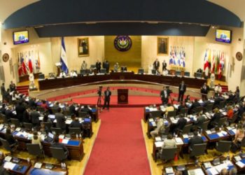 Mauricio Funes: Empresa Claro habría sobornado a diputados en 2010 para mantener cargo básico