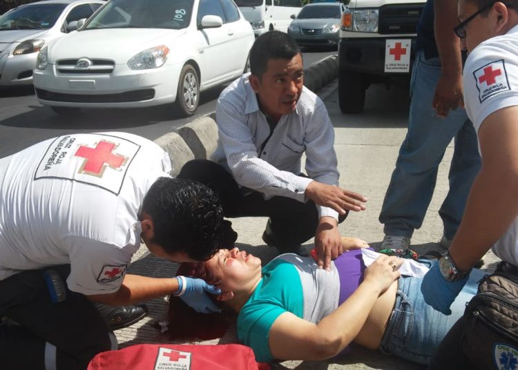 Atropellan a mujer que caminaba hablando por celular en carril del SITRAMSS