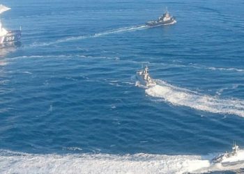 El momento en que un capitán ruso ordena embestir a un buque ucraniano