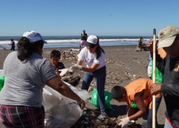 Voluntarios limpian playa La Coquera en Sonsonate