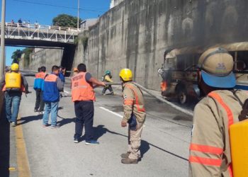 Empleados de alcaldía de Santa Tecla y bomberos extinguen incendio de autobús
