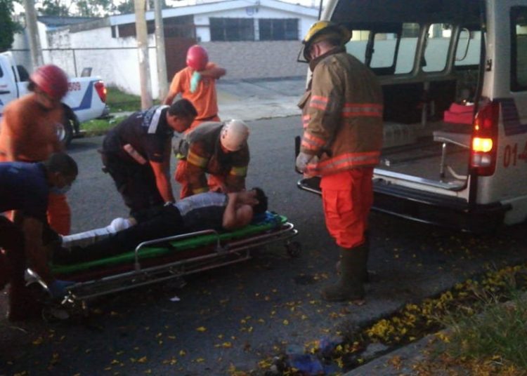 Bomberos rescatan a borracho que cayó en un barranco de la colonia Miramonte