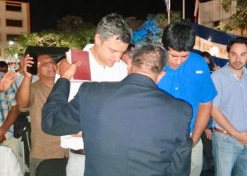 En Día Nacional de la Oración, Carlos Calleja participa en cultos cristianos