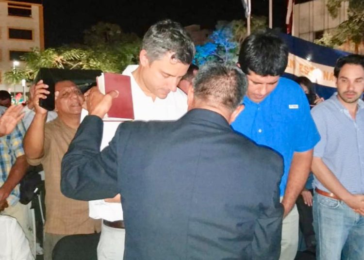 En Día Nacional de la Oración, Carlos Calleja participa en cultos cristianos