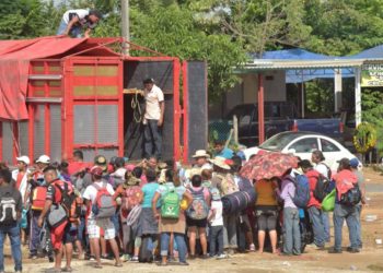 Varios salvadoreños abandonan caravana llenos de pánico por mensajes en Whatsapp