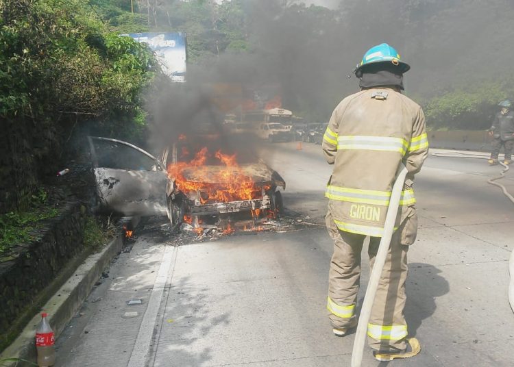 Vehículo se incendia sobre carretera a Los Chorros