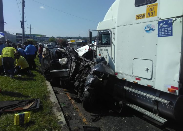 Milagro: conductor de ANDA se salva de morir al ser impactado por un tráiler