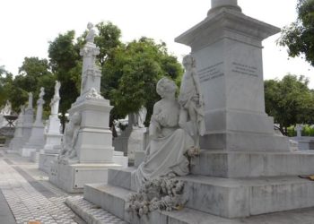 Manos italianas, francesas y ecuatorianas evocan al amor eterno en un cementerio de Guayaquil