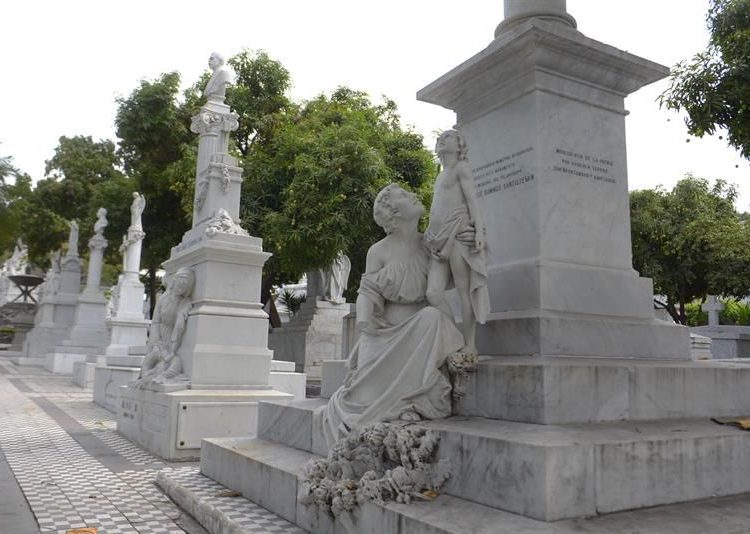 Manos italianas, francesas y ecuatorianas evocan al amor eterno en un cementerio de Guayaquil