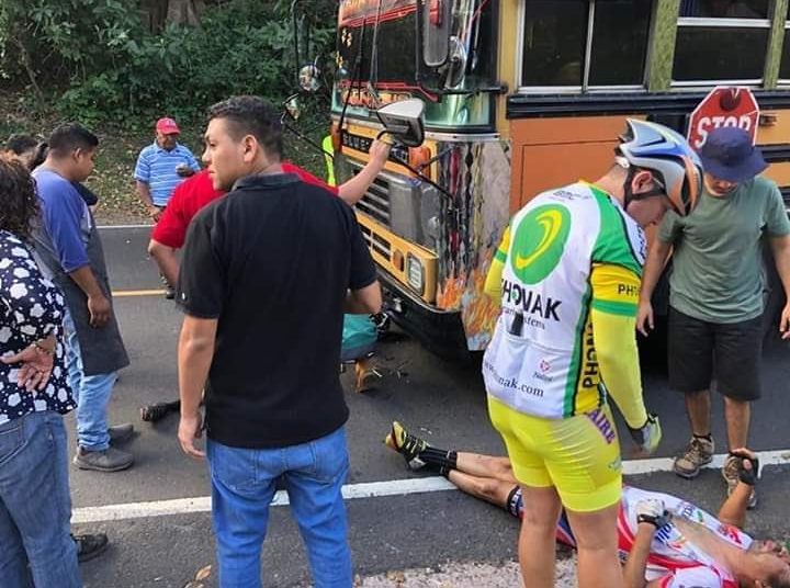 Dos ciclistas fueron atropellados por un bus en carretera al Cerro Verde