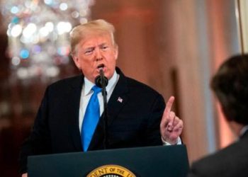 Juez ordena a la Casa Blanca restituir el pase de prensa de Jim Acosta de CNN