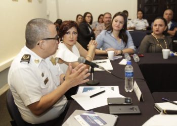 Howard Cotto brinda informe de UNIMUJER a diputadas de la Asamblea Legislativa