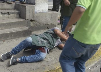 Disturbios en Santa Tecla dejan varios lesionados entre vendedores y agentes del CAMST