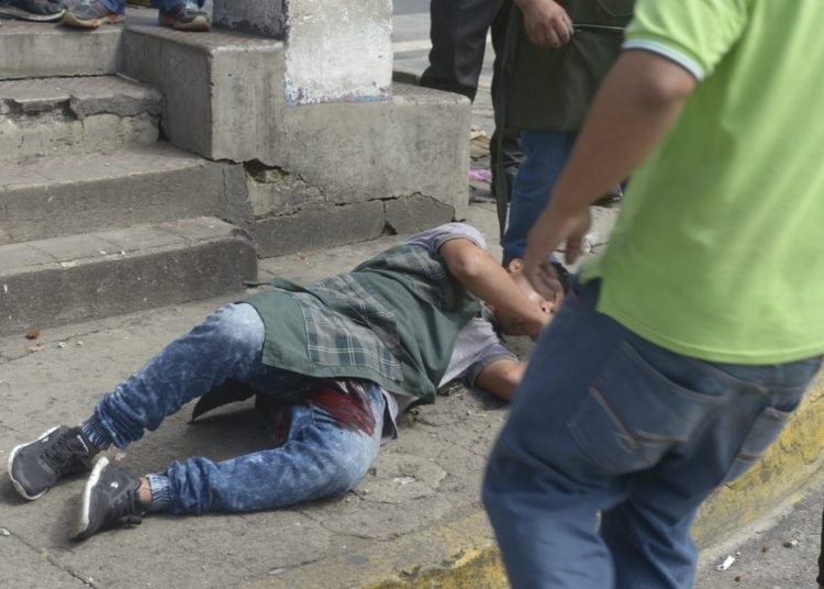 Disturbios en Santa Tecla dejan varios lesionados entre vendedores y agentes del CAMST