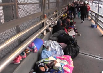 Cubanos en la frontera de EE.UU. quieren entrar antes de toparse con caravana de salvadoreños