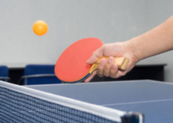 (VIDEO) ¡Impresionante! Joven se sienta en el suelo mientras juega tenis y así gana un punto