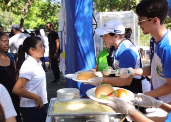 Jean Manes celebró Día de Acción de Gracias con habitantes de El Zonte