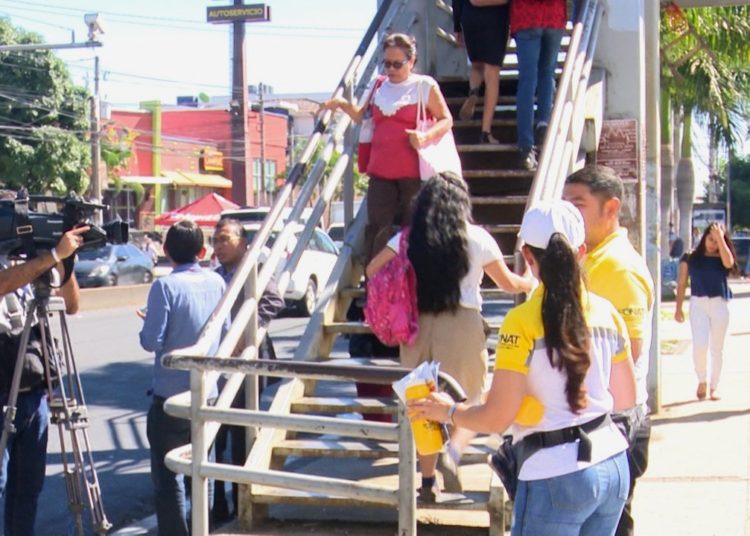 Concientizan a los salvadoreños a utilizar las pasarelas