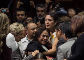 Diputada sufre crisis de nervios en plena sesión al enterarse del asesinato de su hija