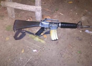 Capturan a dos pandilleros y les decomisan fusil M-16 recortado