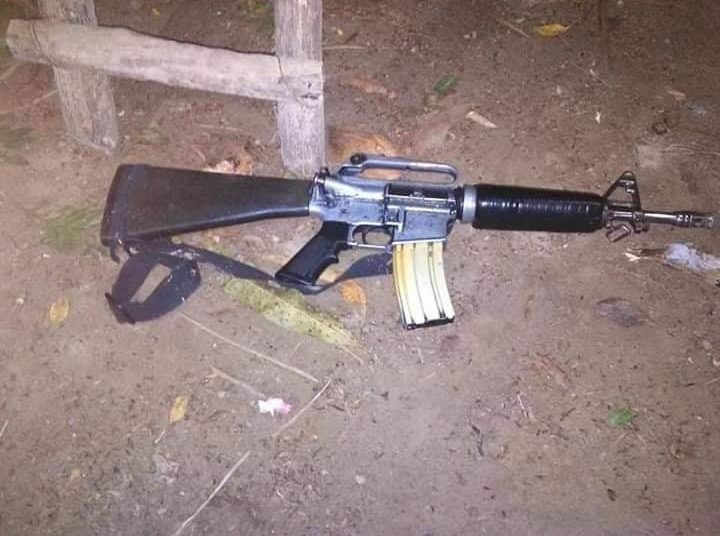 Capturan a dos pandilleros y les decomisan fusil M-16 recortado