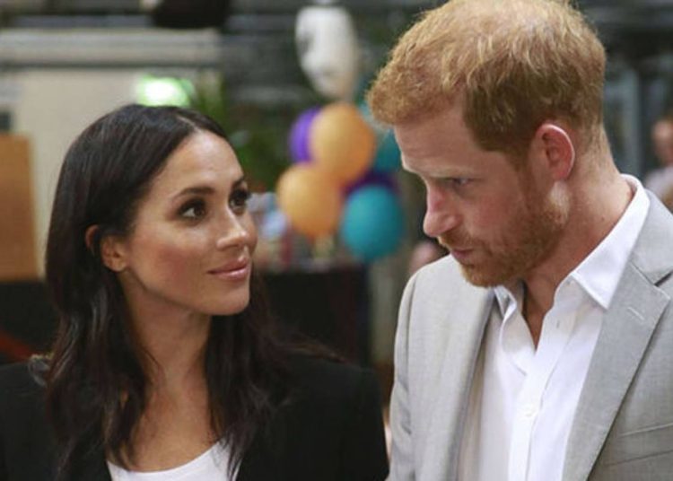 (VIDEO) Un hombre le obsequia flores a Meghan Markle y esta fue la reacción del príncipe Harry