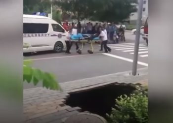 (VIDEO) Un hueco se ‘traga’ a una mujer en China