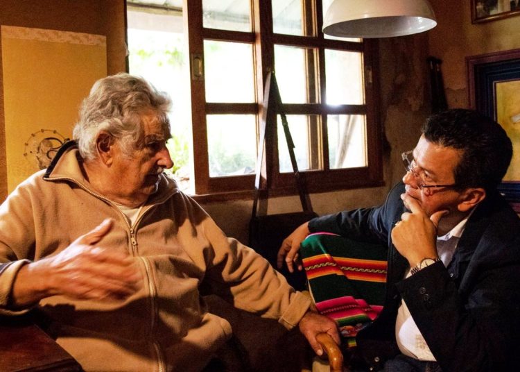 Hugo Martínez recibe consejos de Pepe Mujica