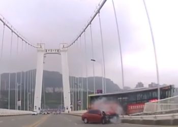 VIDEO: Momento exacto en el que un autobús cae a un río tras una pelea de entre una pasajera y el chófer