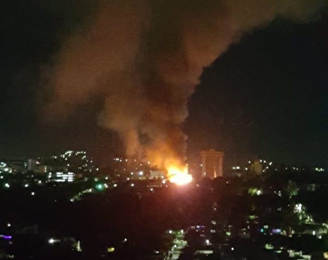 VÍDEO Y FOTOS: Incendio de grandes proporciones en el Centro de la Capital
