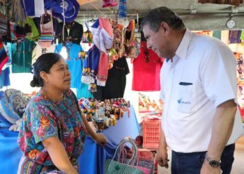 Candidato presidencial de VAMOS recorre municipios de Sonsonate